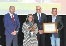 Juan Cofiño, Mariluz Ania, Luis Felipe Fernández y Ángel González, en el homenaje que el Foro Comunicación y Escuela realizó a Marcelino Gutiérrez, director de EL COMERCIO fallecido el pasado 24 de septiembre.