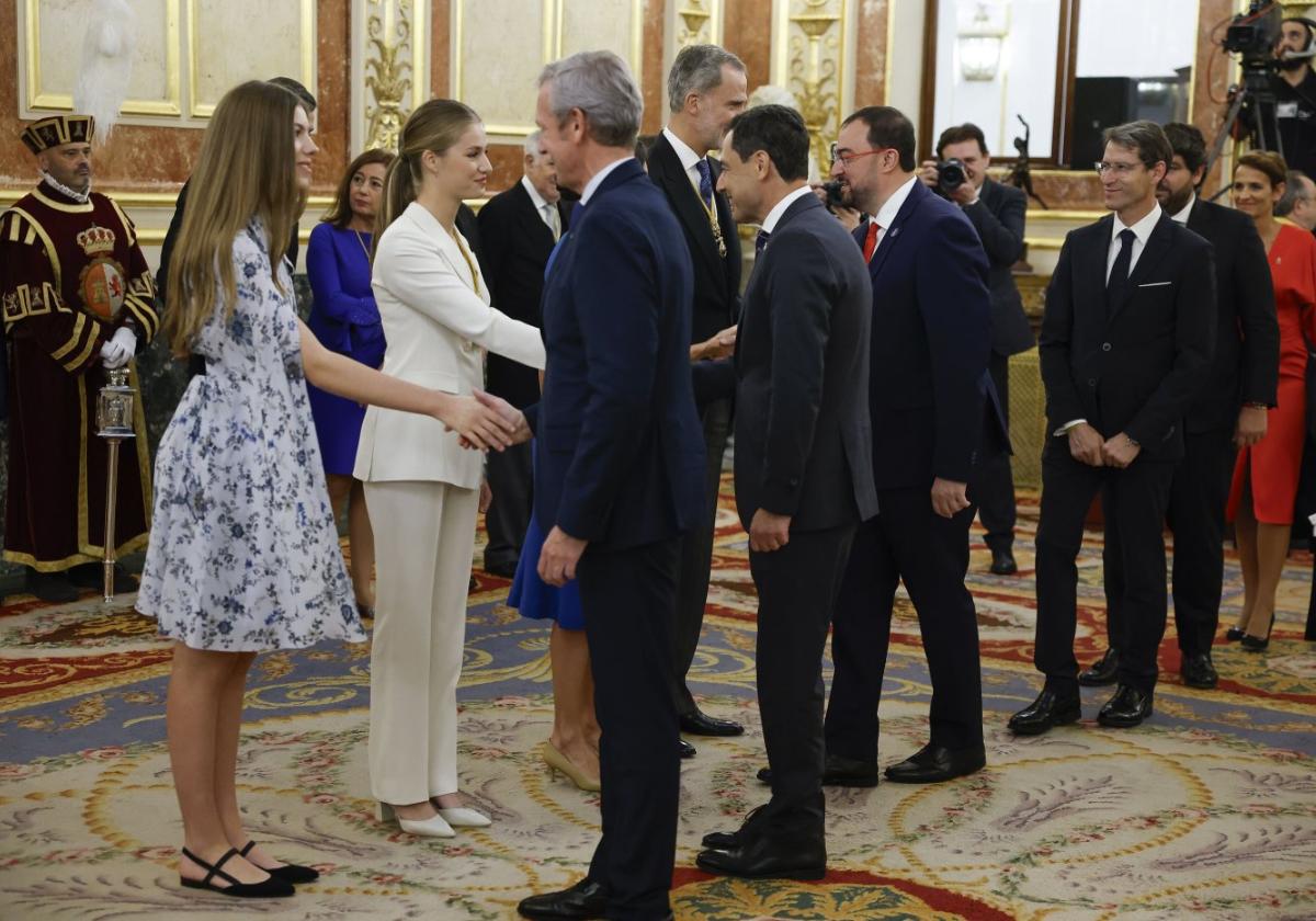 El presidente del Principado saludó a la Princesa de Asturias y a los Reyes, con los intercambió unas palabras tras la jura de la Constitución de Leonor.