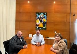 El comendador Carlos Guardado; el alcalde, Sergio Hidalgo, y la presidenta del Club de Guisanderas, Amada Álvarez, en Salas.