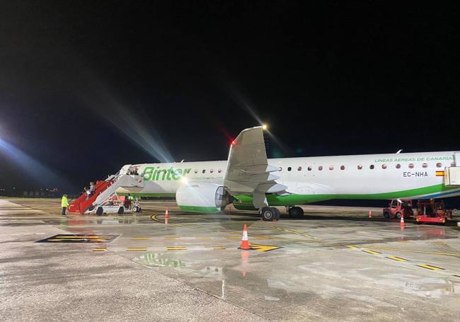 El avión, en las pistas del aeropuerto navarro.