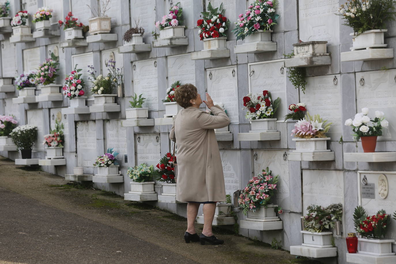 Flores y emoción en los cementerios de Asturias para recordar a los difuntos