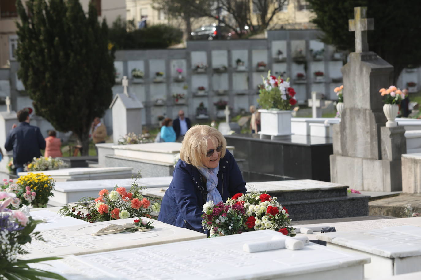 Flores y emoción en los cementerios de Asturias para recordar a los difuntos