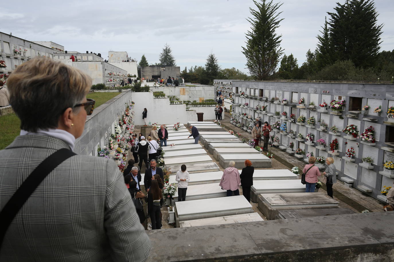 Flores y emoción en los cementerios de Asturias para recordar a los difuntos