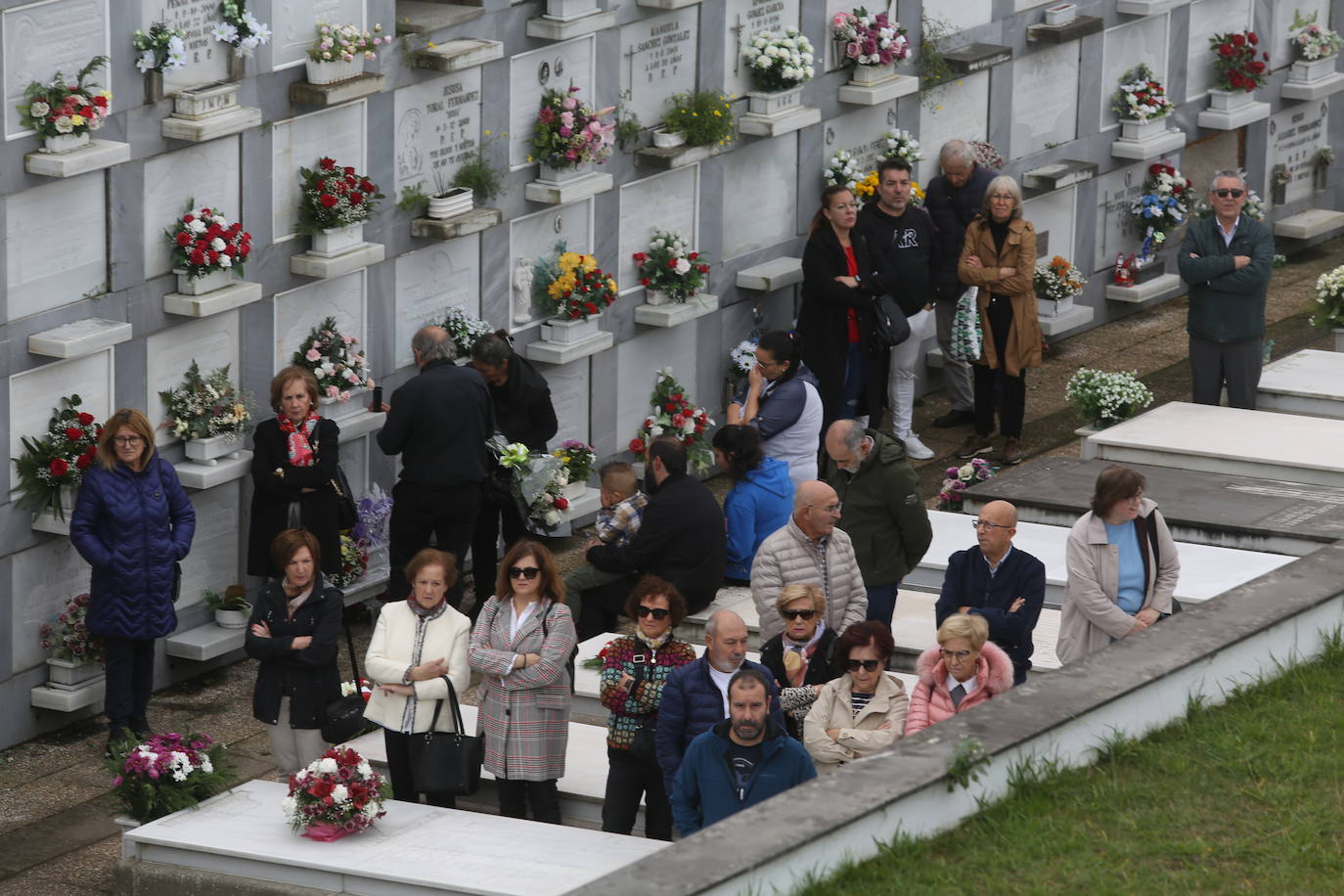 Flores y emoción en los cementerios de Asturias para recordar a los difuntos