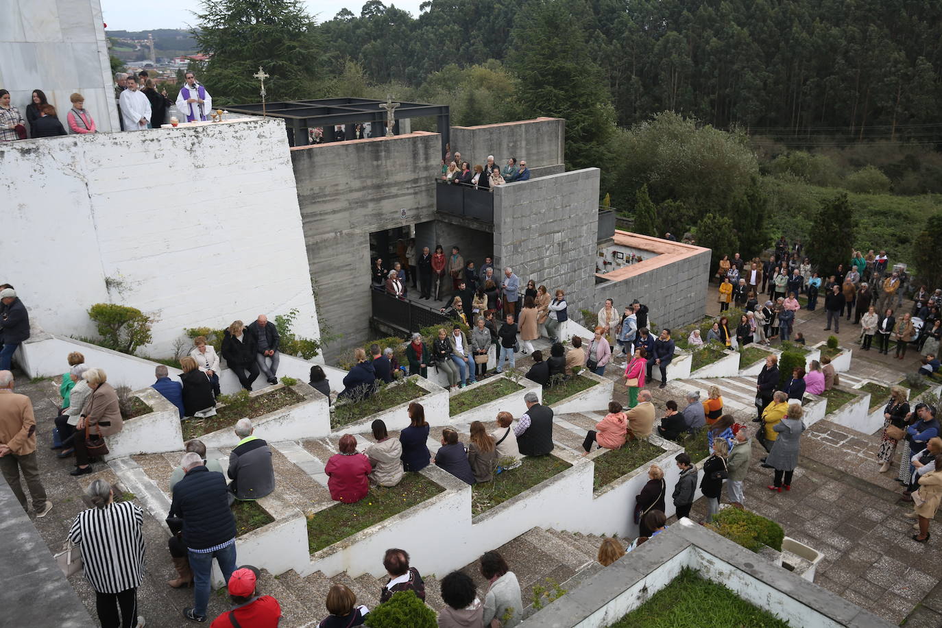 Flores y emoción en los cementerios de Asturias para recordar a los difuntos