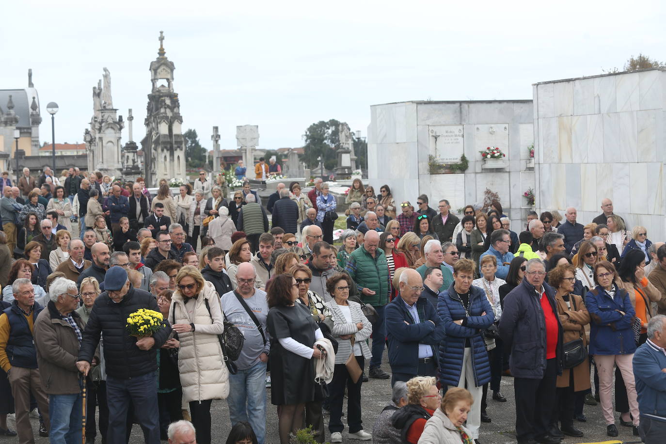 Flores y emoción en los cementerios de Asturias para recordar a los difuntos