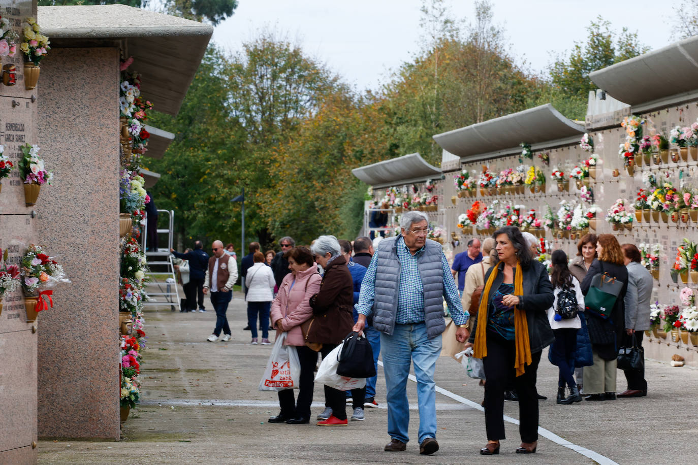 Flores y emoción en los cementerios de Asturias para recordar a los difuntos