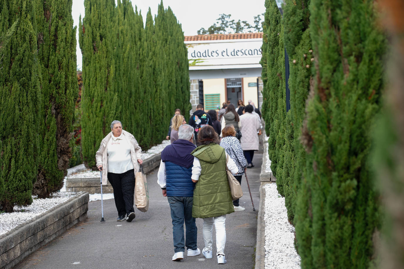 Flores y emoción en los cementerios de Asturias para recordar a los difuntos