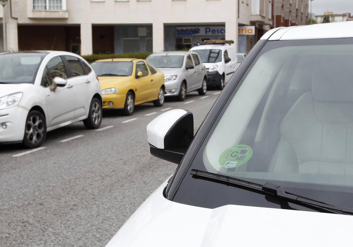 Un coche con la pegatina ambiental.