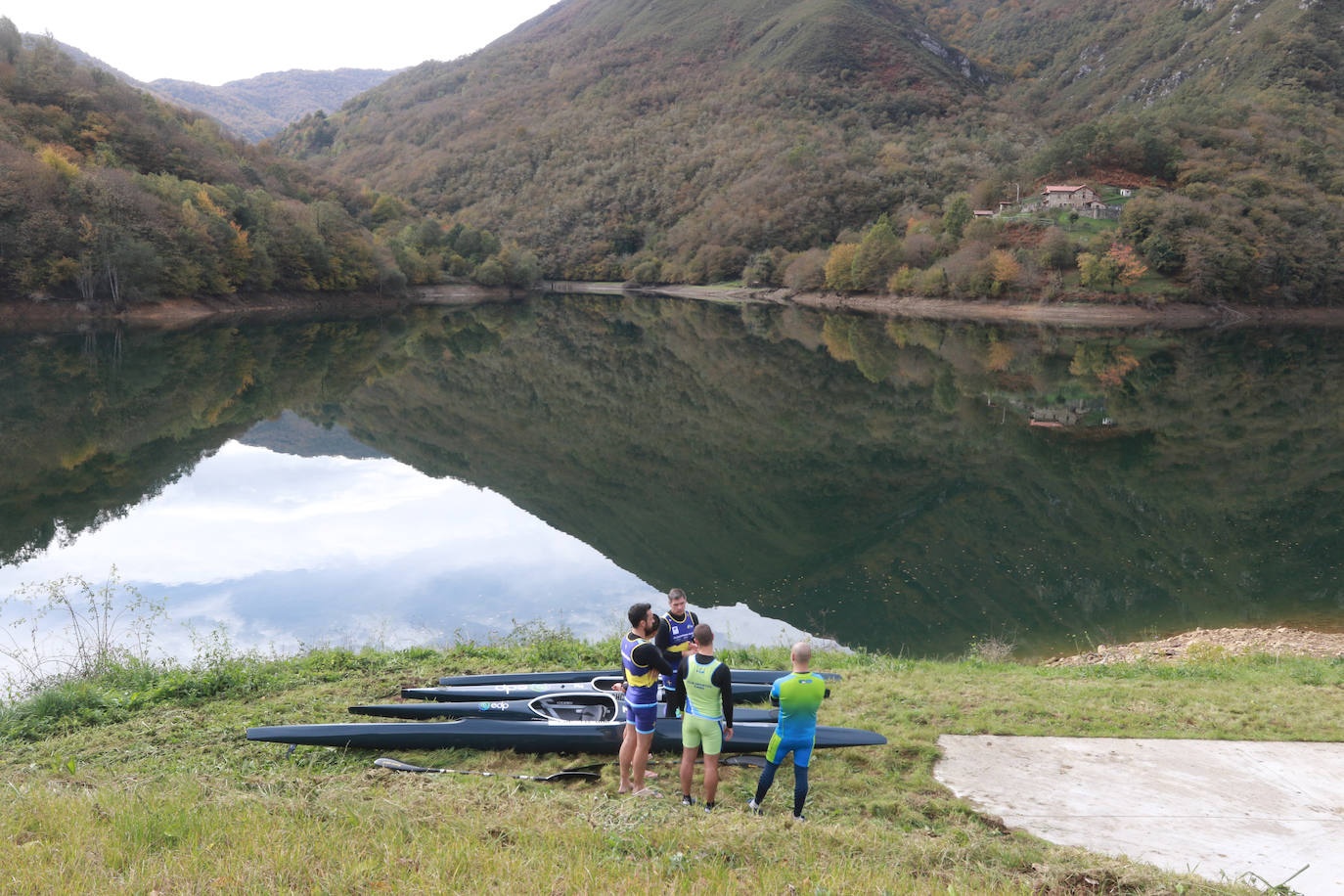 Los primeros piragüistas estrenan las aguas del embalse de Tanes