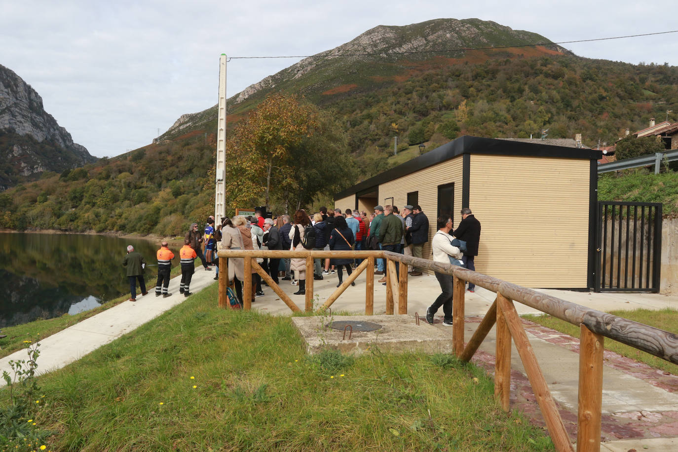 Los primeros piragüistas estrenan las aguas del embalse de Tanes