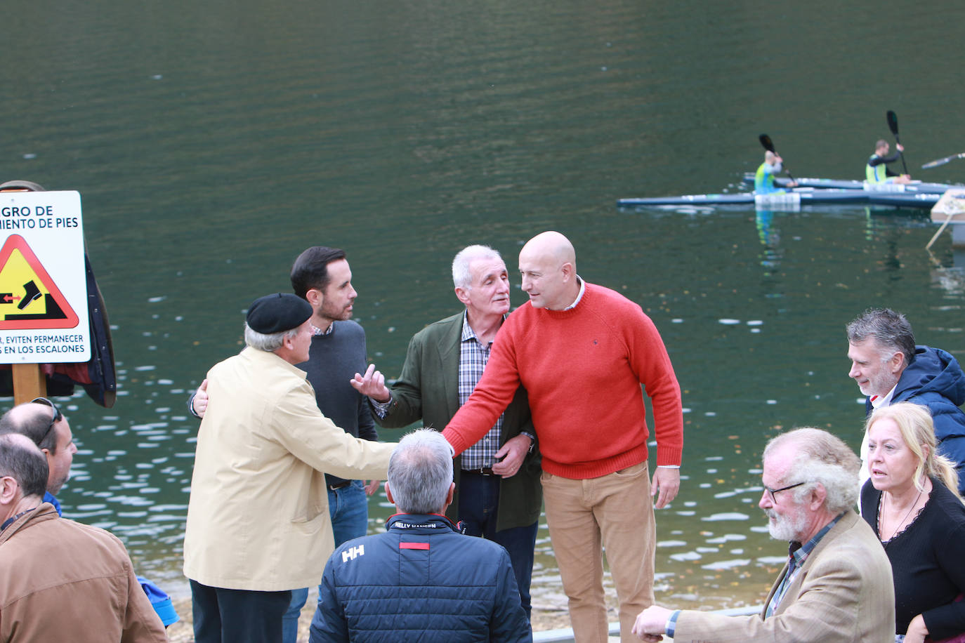 Los primeros piragüistas estrenan las aguas del embalse de Tanes