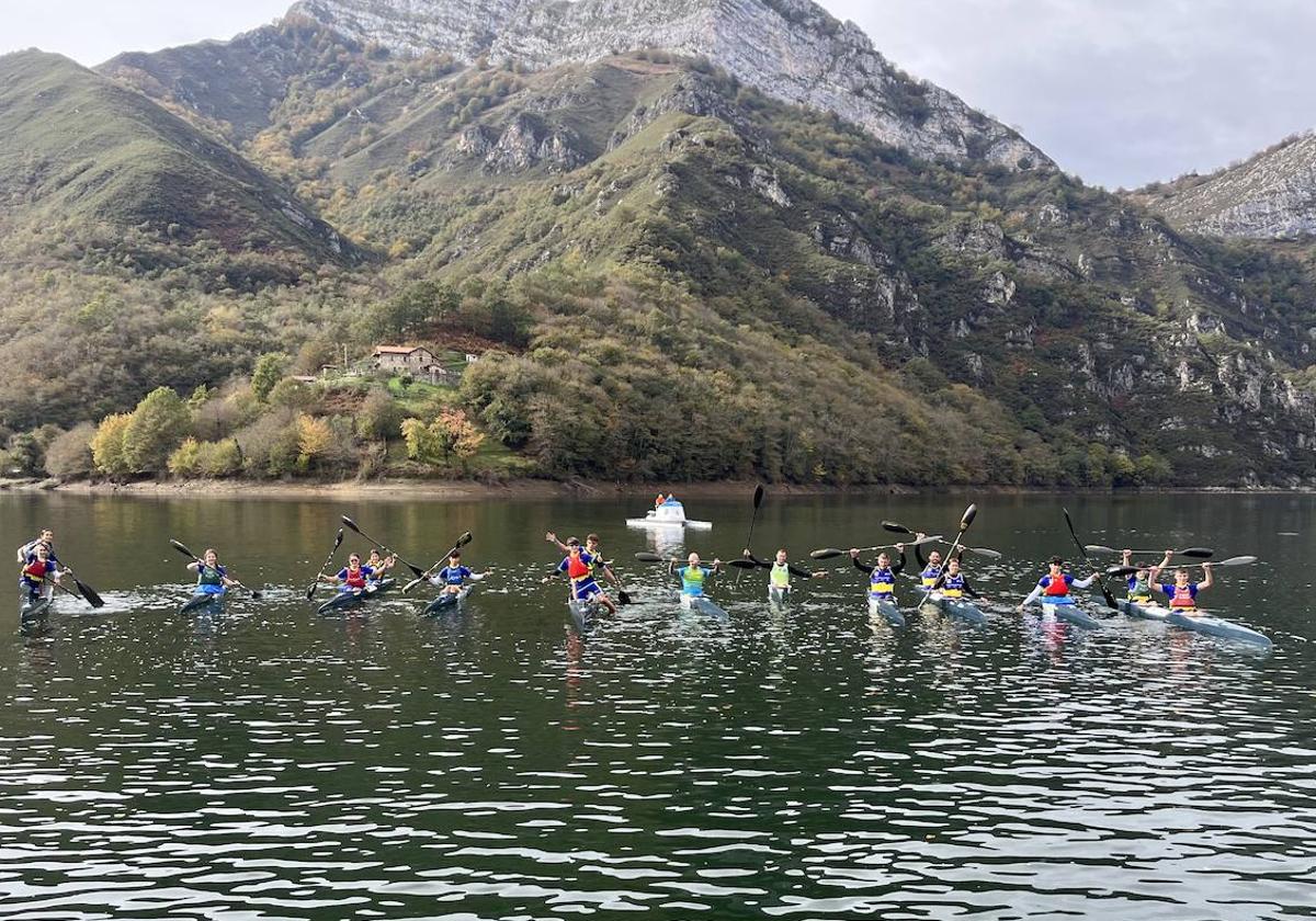 Primera imagen de piraguas navegando por el embalse de Tanes.