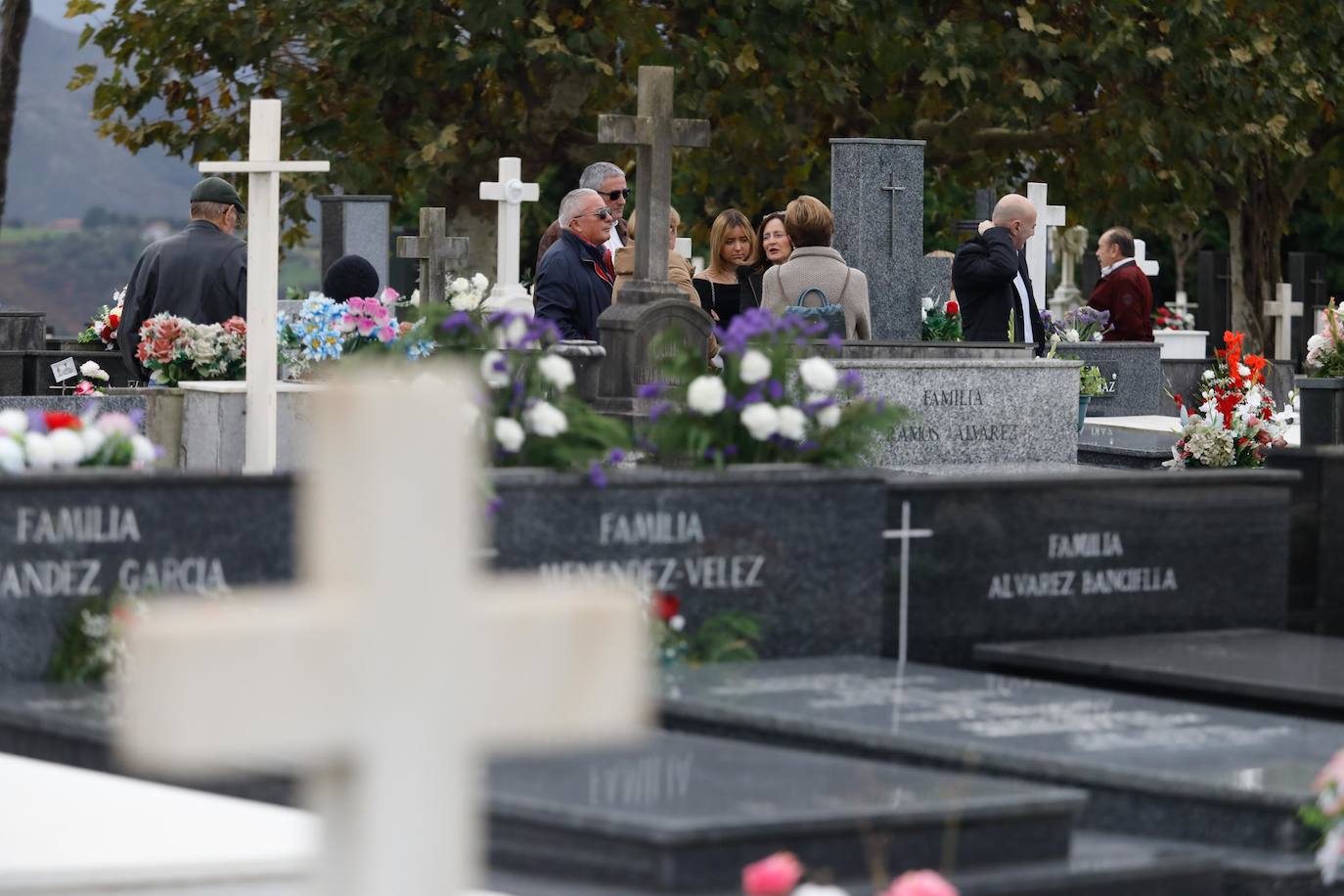 Flores y emoción en los cementerios de Asturias para recordar a los difuntos