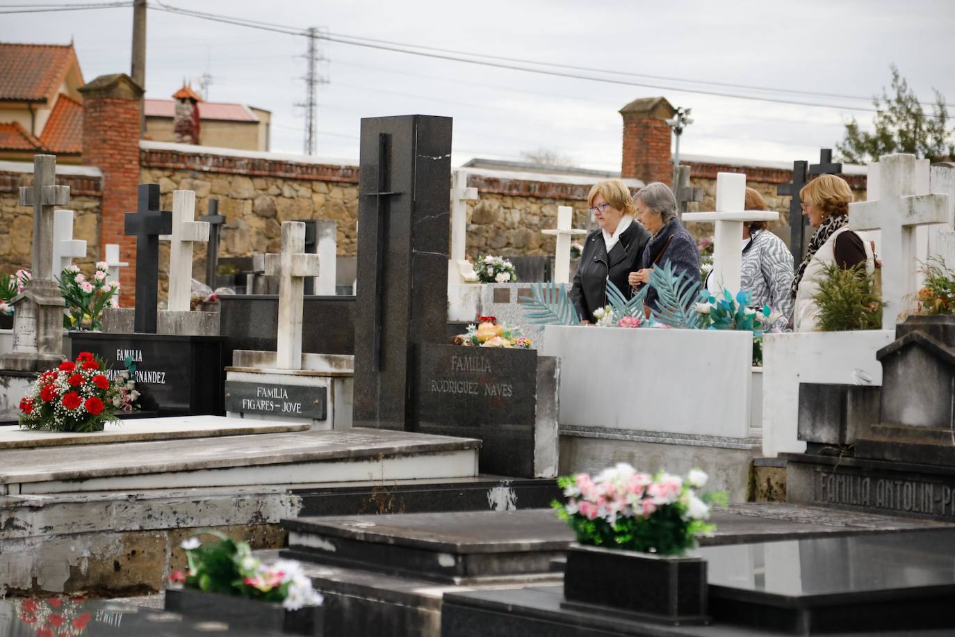 Flores y emoción en los cementerios de Asturias para recordar a los difuntos