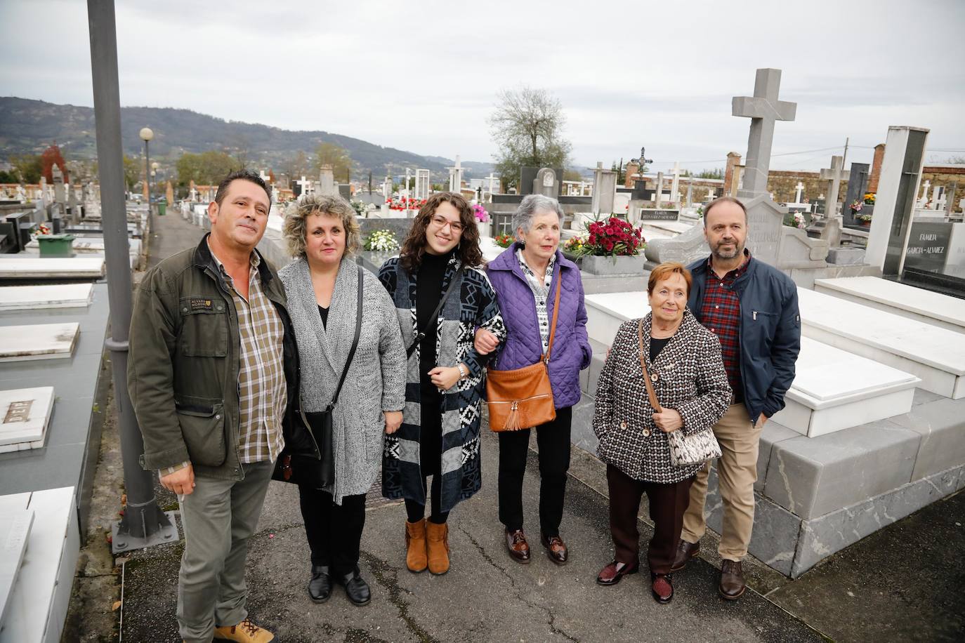 Flores y emoción en los cementerios de Asturias para recordar a los difuntos