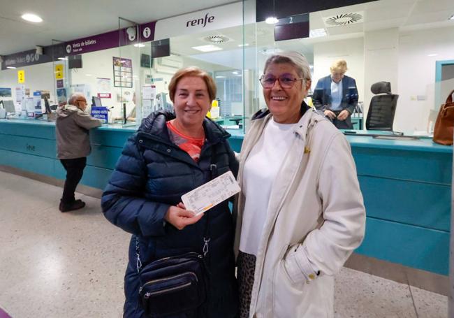 Yolanda Sancho y Elisa Fombona, con su billete.