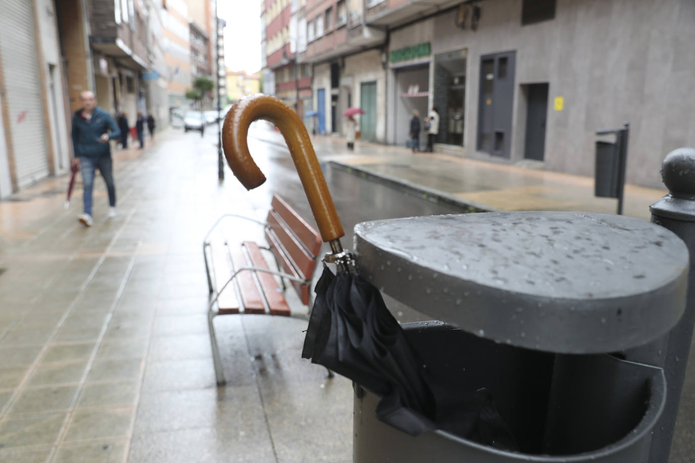 Las fuertes rachas de viento dejan destrozos por toda Asturias: las imágenes del temporal