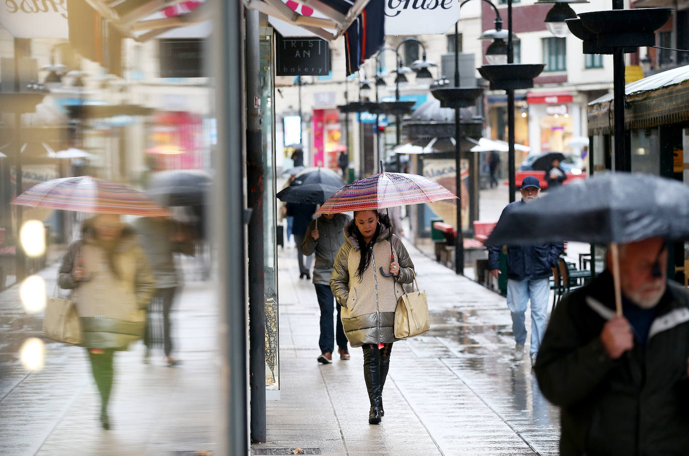 Las fuertes rachas de viento dejan destrozos por toda Asturias: las imágenes del temporal