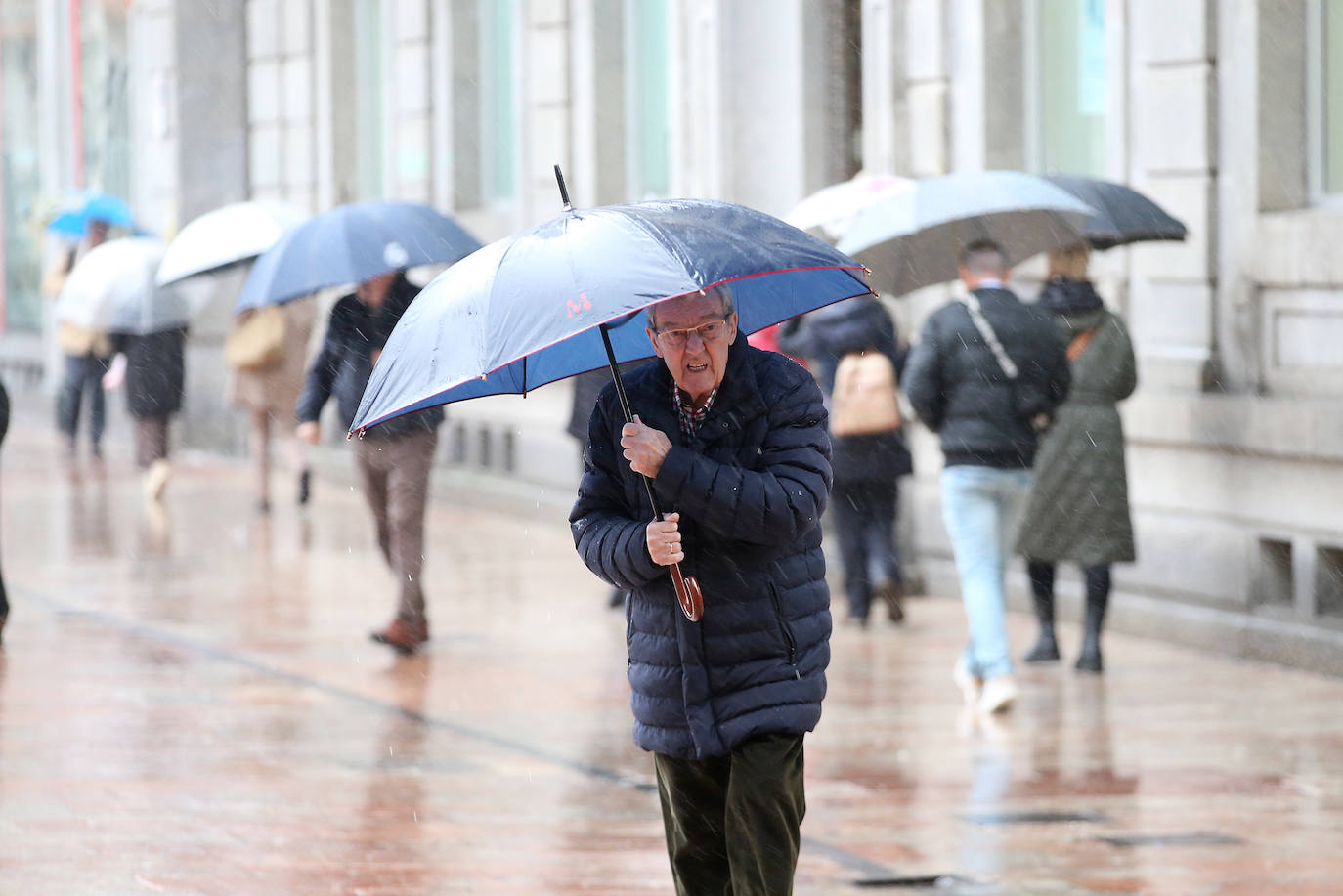 Las fuertes rachas de viento dejan destrozos por toda Asturias: las imágenes del temporal