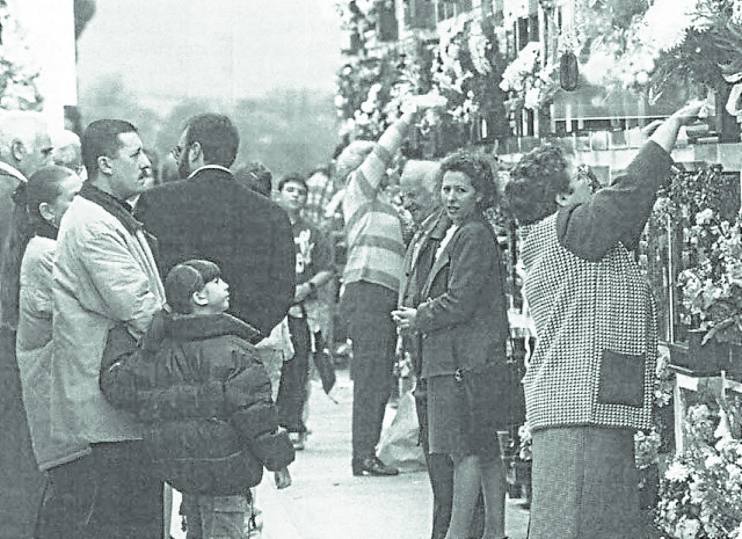 Familiares honrando a sus muertos en El Sucu, en 1998.