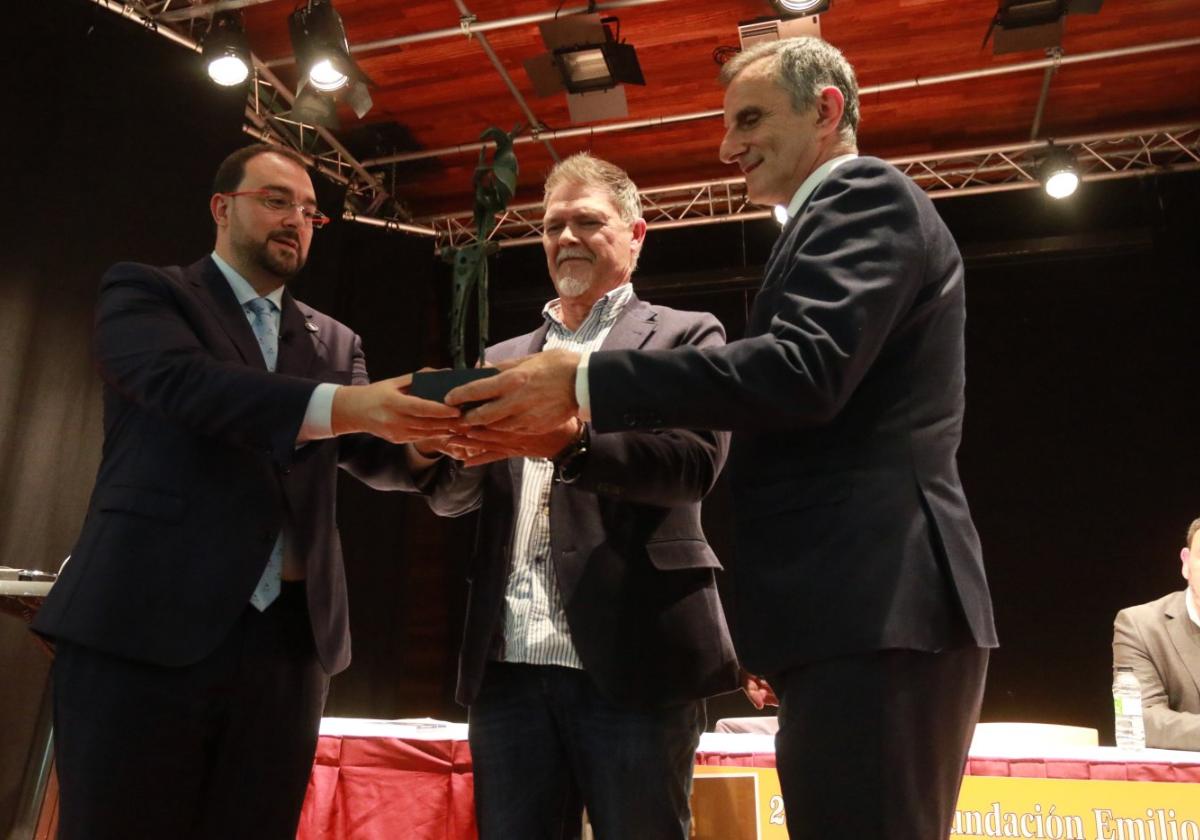 El representante de la mutua minera, Armando Fernández Natal (en el centro), recoge el premio de manos del presidente del Principado, Adrián Barbón, y del responsable de la Fundación Emilio Barbón de Laviana, José Vicente Barbón Fernández, anoche.