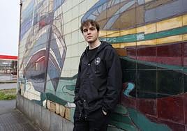 David Moralejo, junto al edificio de la Casa del Mar en La Calzada.