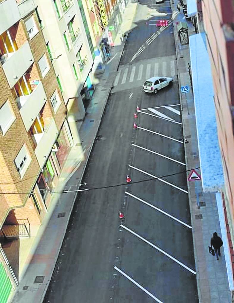 Nueva señalización viaria en la travesía de Moreda.