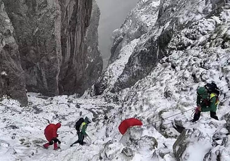 Un momento del rescate en los Picos de Europa.