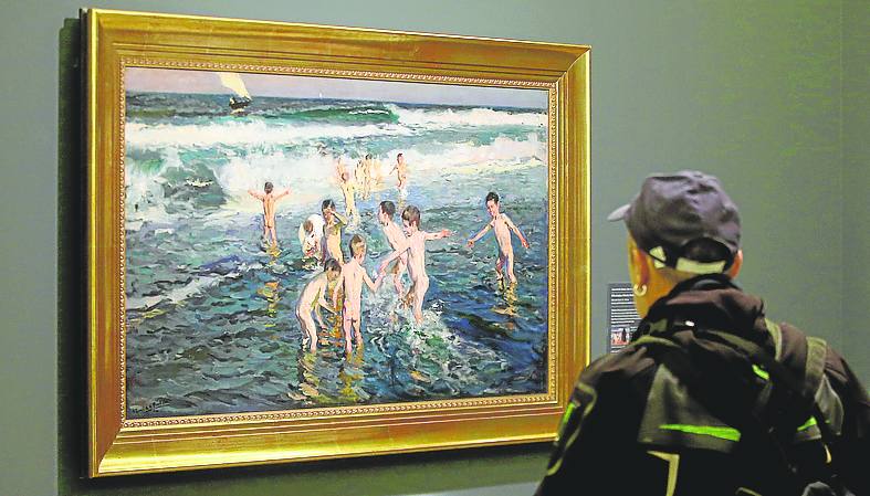 Un visitante observa 'Pillos de playa', un estudio para 'Triste herencia'.