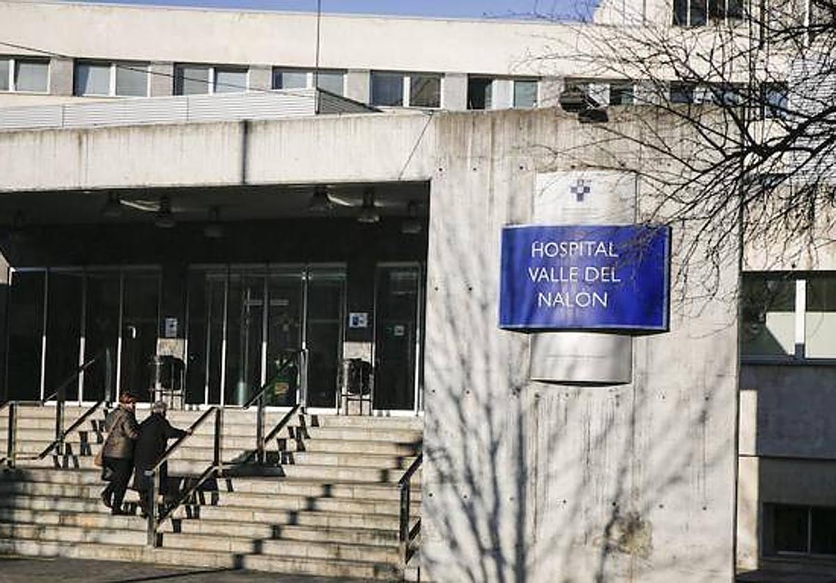 Hospital Valle del Nalón, donde fue trasladado el herido.