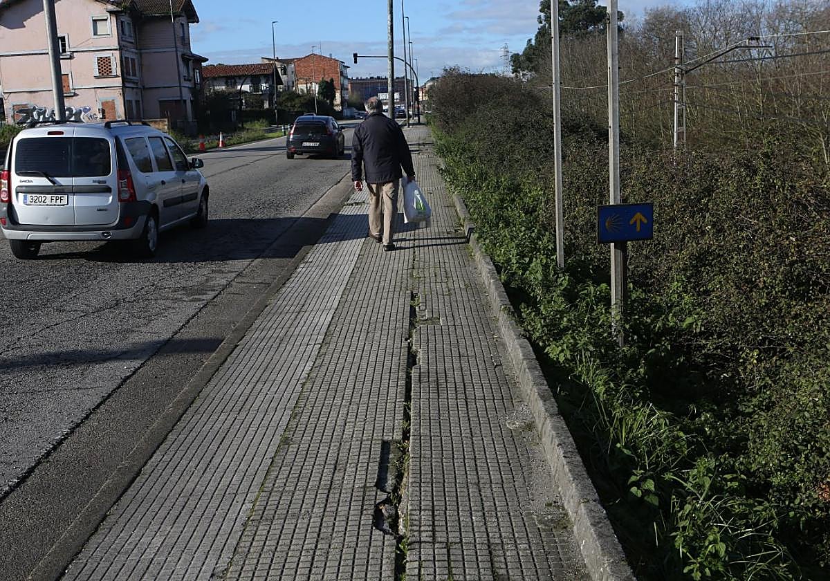 Estado actual de las aceras y del pavimento en la avenida de Gijón, carretera que aún es de titularidad del Principado.