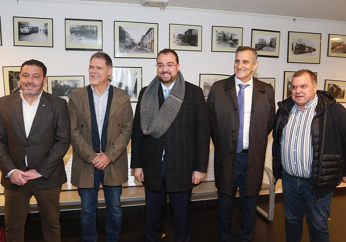 A la izquierda, Armando Fernández Natal con Adrián Barbón, José Vicente Barbón y José Luis Alperi, el jueves, en Laviana.