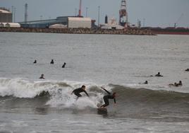 Numerosos surfistas cambiaron ayer una imposible bahía de San Lorenzo por el inusual oleaje de la playa de Poniente.