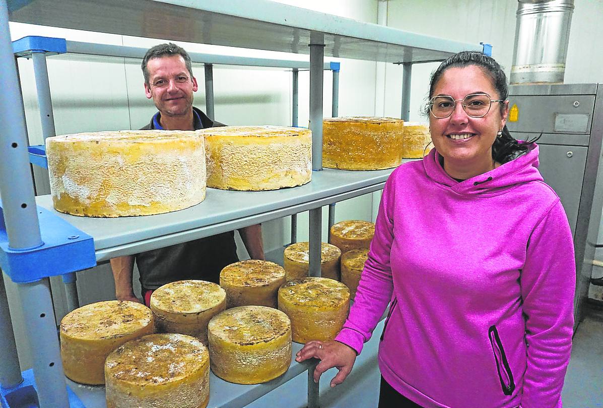 Iván Coviella y Natalia Valle, de la quesería de Gamonéu del valle El Recuestu, ubicada en Intriago.