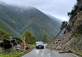 El argayo del Alto del Campillo, entre Ibias y Degaña, al mediodía, ya con un carril habilitado.