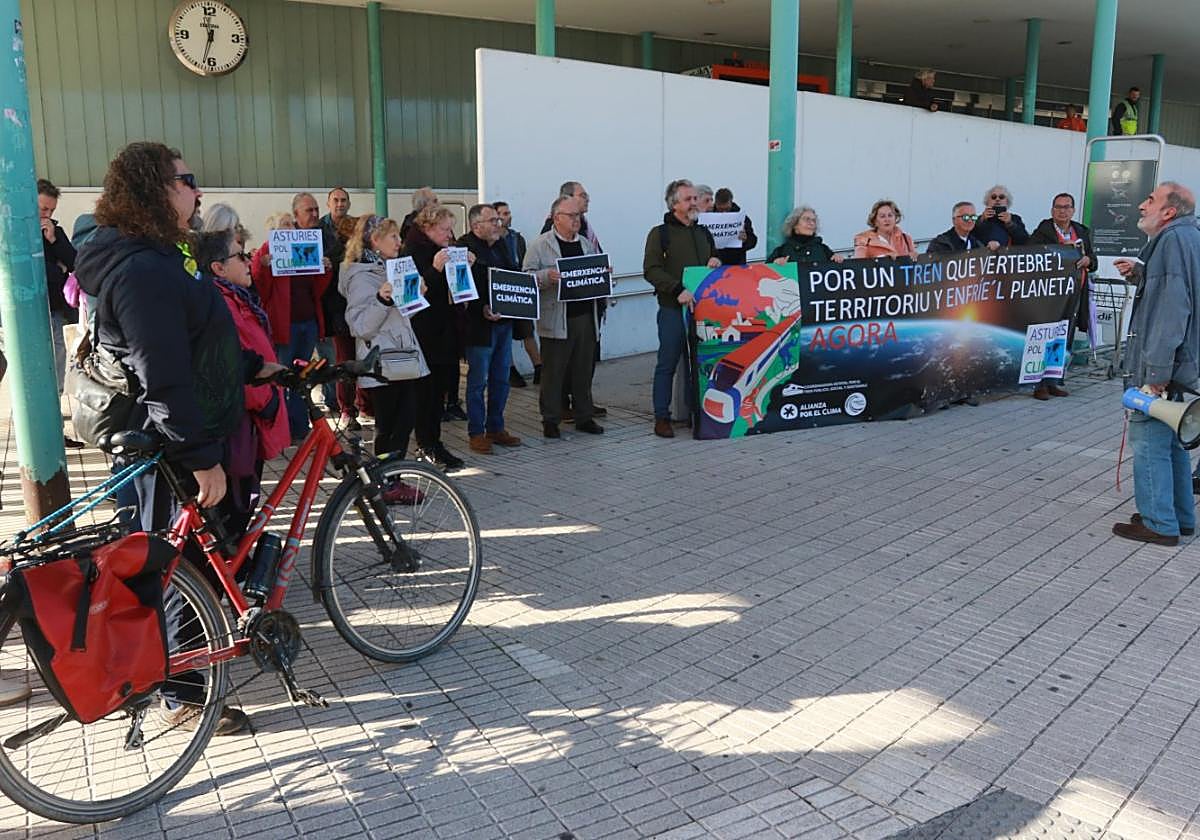 Sixto Armán, megáfono en mano, se dirige a los concentrados ante la estación de Sanz Crespo.