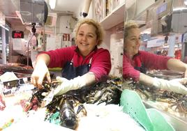 Carmen Domínguez, de pescadería Semar, con bugres.