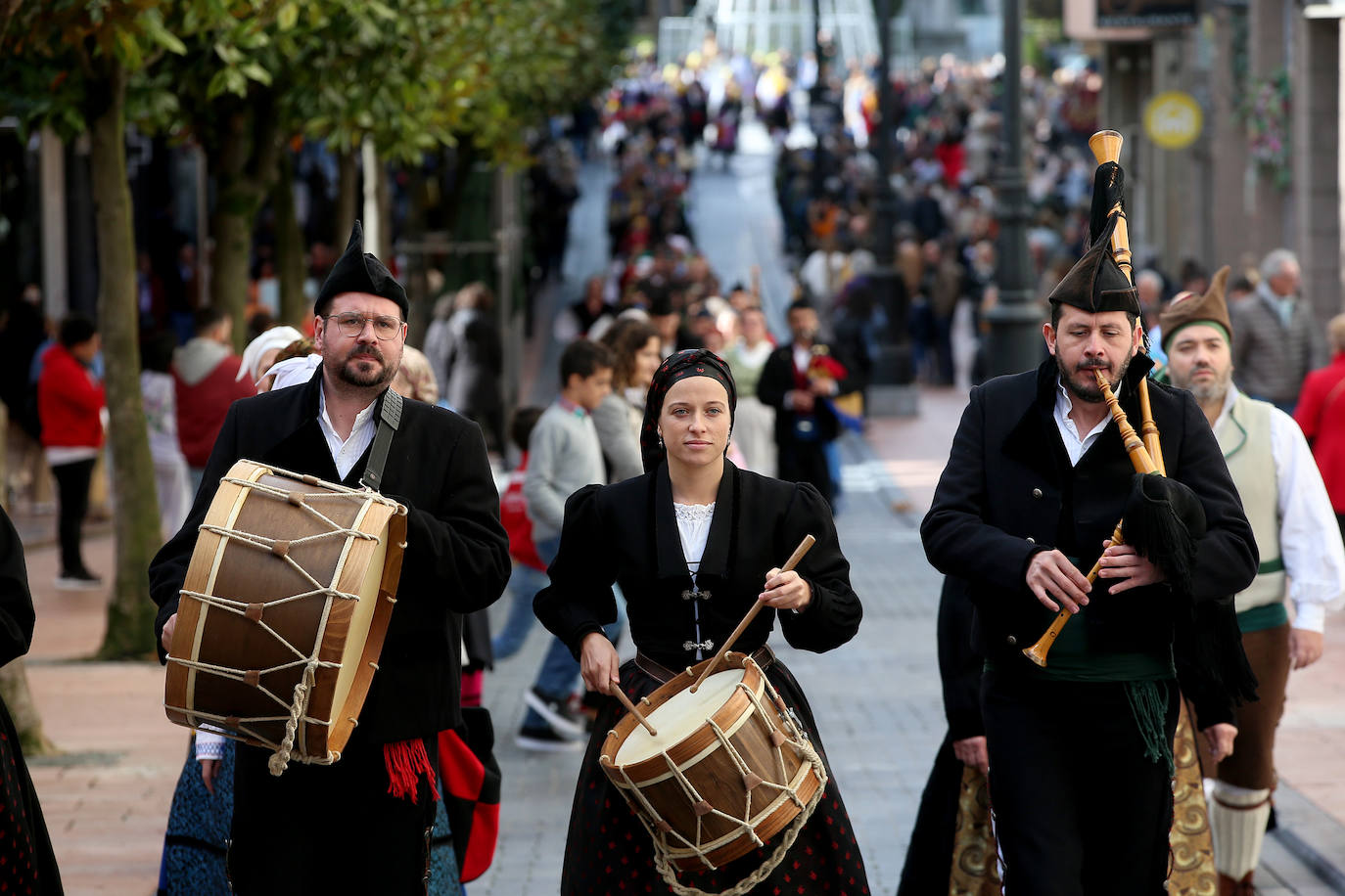 El folclore toma las calles de Oviedo