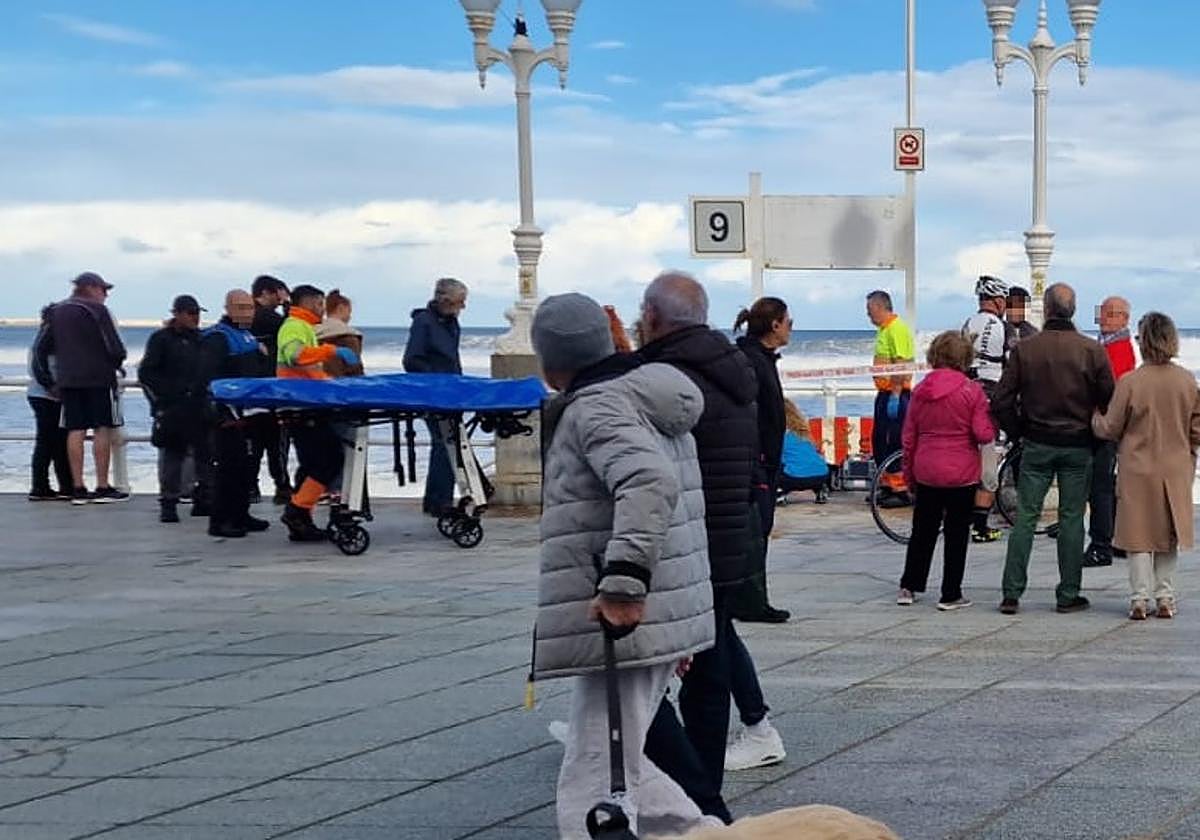 Los primeros en auxiliarle fueron un monitor de una escuela de surf y otros testigos que se encontraban en la playa.