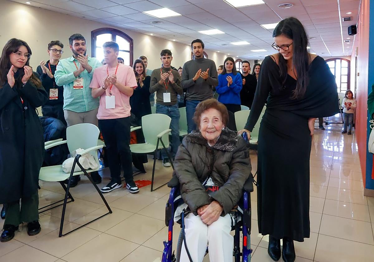 Homenaje de JSA, lideradas Olaya Rosell, a Maricuela.