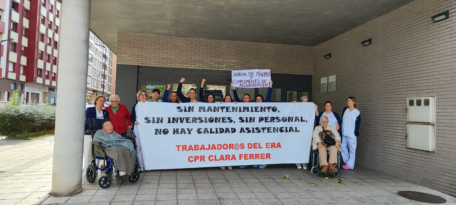 Plantilla y usuarios de la residencia gijonesa Clara Ferrer, en la concentración