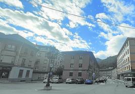 La plaza, en pleno centro de Moreda, en la mañana de ayer, tras la batalla campal del sábado por la noche.