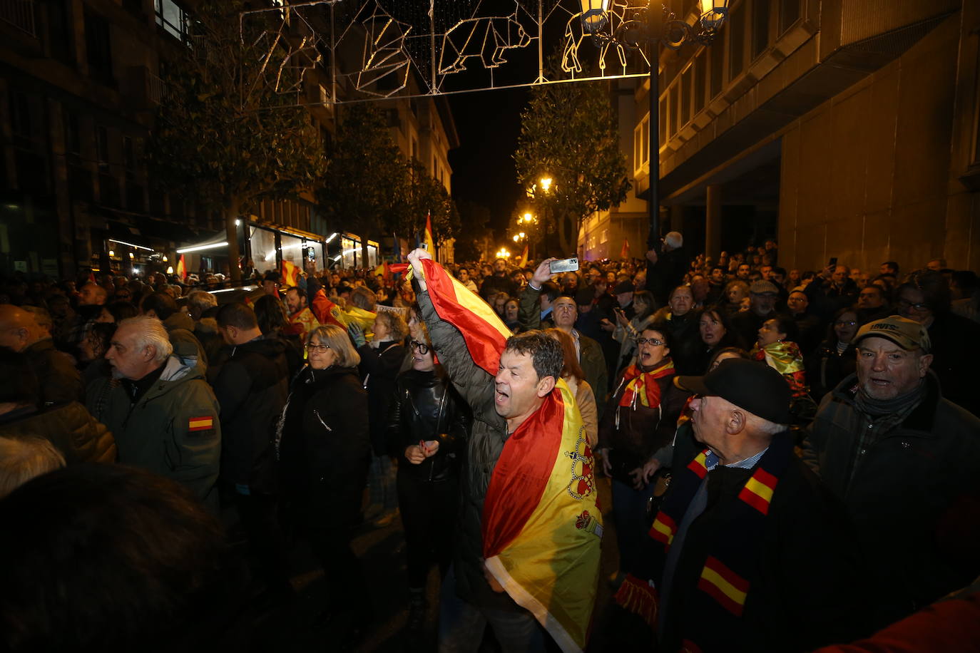 «Amnistía pa tu tía»: miles de asturianos salen a la calle como protesta