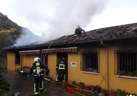 Los bomberos sofocan un incendio en una vivienda de Vegarrionda
