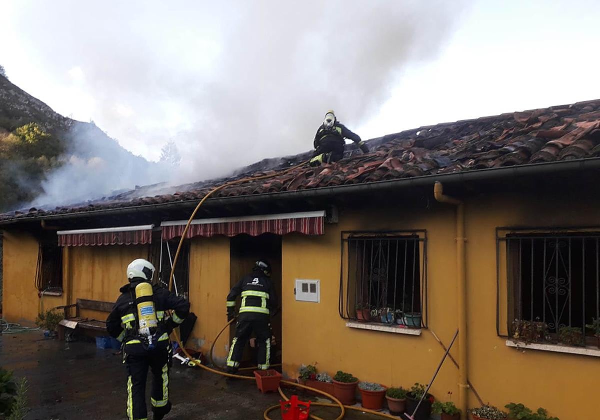 Los bomberos sofocan un incendio en una vivienda de Vegarrionda
