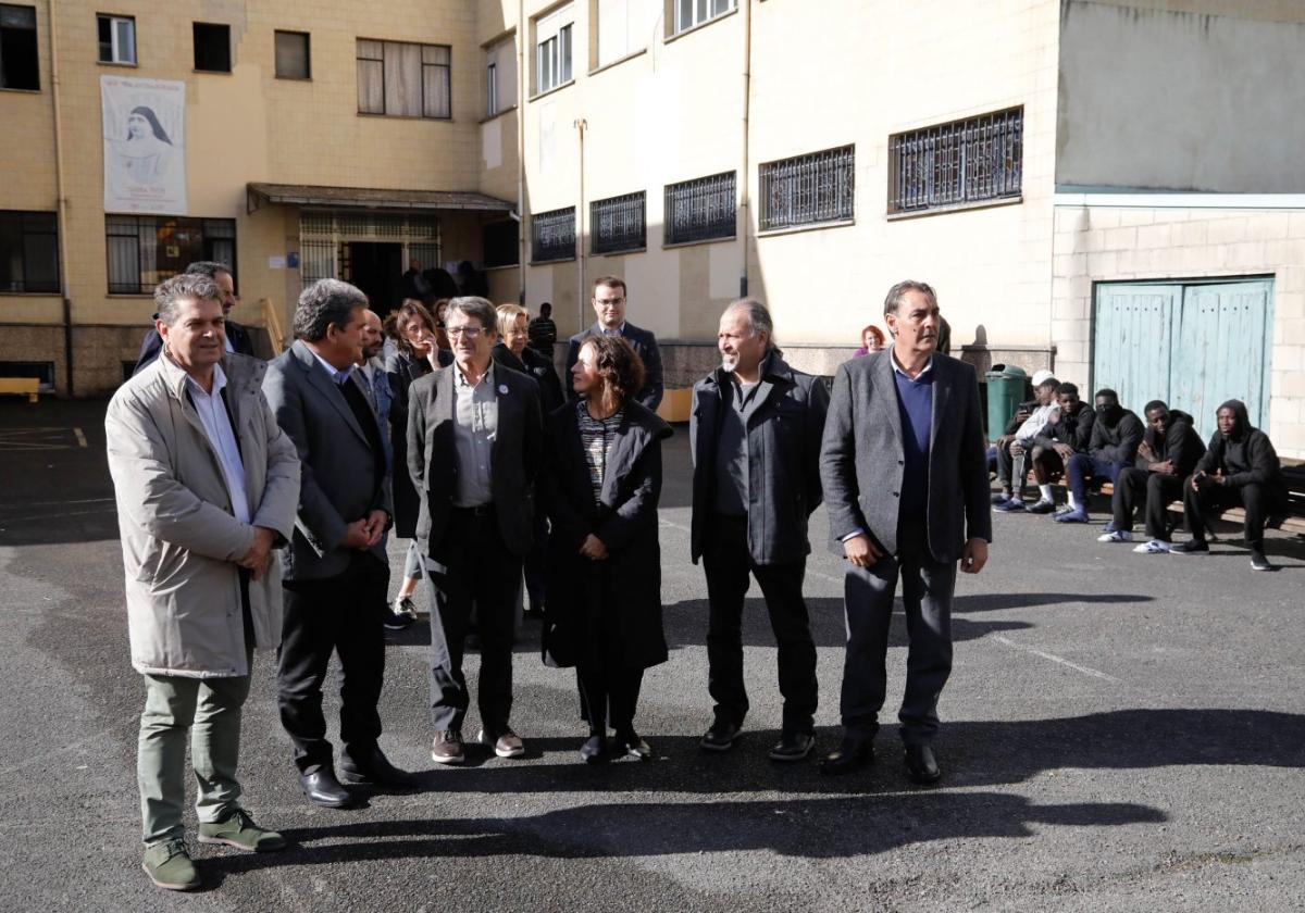 El alcalde de San Martín, José Ramón Martín Ardines; el ministro de Inclusión, Seguridad Social y Migraciones, José Luis Escrivá; el presidente de Movimiento por la Paz, Manuel de la Rocha; la consejera de Derechos Sociales y Bienestar, Melania Álvarez; y el coordinador y delegado de la citada entidad, Enrique Sánchez y Julio Caricol, en el colegio San José, que acoge a 59 emigrantes.