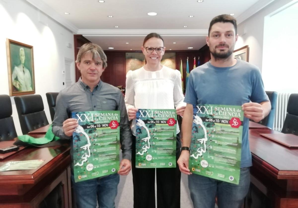 El director del IES Carmen y Severo Ochoa, Jesús M. Fernández; la coordinadora del evento, María Berdasco, y el edil Ismael González.