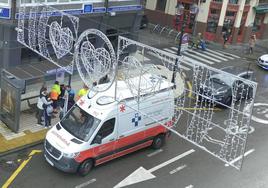 Los sanitarios atienden a la menor.