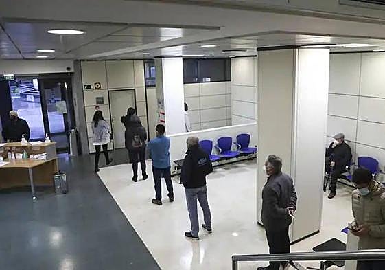 Pacientes en la sala de espera de una consulta en el centro de salud de Zarracina, en Gijón.